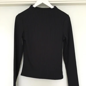  - Snygg top från Monki i svart! Aldrig använd med prislappen kvar👆🏼✨