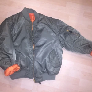  - Militärgrön bomberjacka med oranget innanmäte precis som originalet MA-1. Använd 2 gånger, nyskick. 