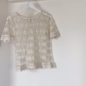  - Spets t-shirt från Zara. Finns två små hål som inte syns så bra längst ned.