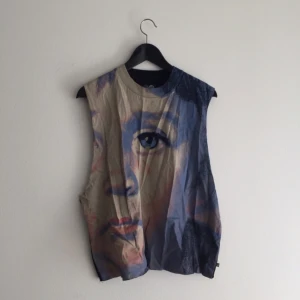  - Snygg topp från Cheap Monday, motiv på framsida, svart över ryggen! Aldrig använd. 

💥Alla priser är INKLUSIVE PORTO. 💥
