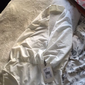  - Aldrig använd, inte ens provad då den inte gick över brösten.