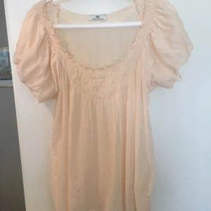  - Ljusrosa blus från Day.   Köparen betalar eventuell frakt