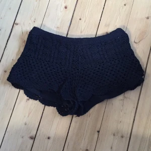  - Ett par virkade shorts från H&M. Sparsamt använda.