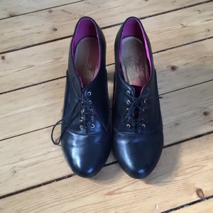  - Klackskor med snörning fram från H&M. Otroligt sköna att gå i.