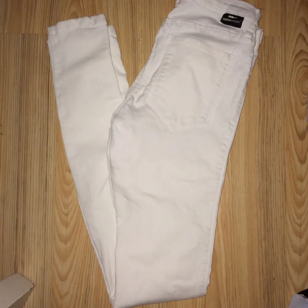 Vita Dr denim jeans i stl xs. I modell Kissy (låg midja). Strechiga & passar även en i stl S! Väldigt bra skick, köpte för ett halvår sen & använda 3-4 gånger. Ord pris 399 . Jeans & Byxor.