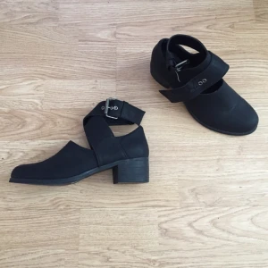  - Svarta vår/sommarskor. Aldrig använda. Nyskick! 