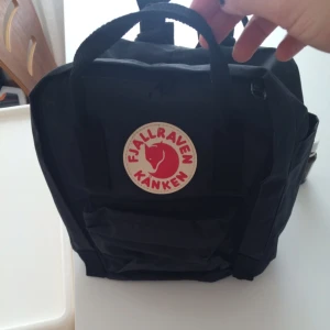  - Kånken ryggsäck mini.
Använt 3 gånger Max.
Nyskick.
