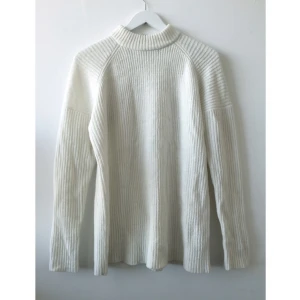  - Oversized mjuk och varm tröja med lätt polokrage. Perfekt för svala sommarkvällar! 