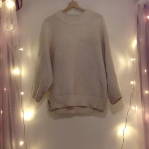  - Jättesnygg och skön vit stickad tröja. Lite nopprig. 

Går bra att mötas upp i Stockholm, eller så kan jag skicka, men då betalar ni frakten. 
Swish, cash eller överföring går bra.