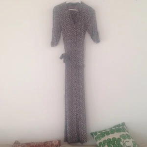  - Mönstrad, långklänning från Åhlens. Knappar fram och tunt skärp i midjan. 