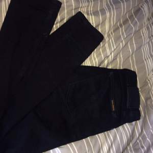 Svarta Nudie jeans, använda få gånger så de är i väldigt bra skick. Stuprör, hög midja. Storlek W29 L30