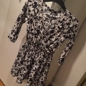  - Supersöt klänning från Bikbok som inte kommit till användning! Passar en XS/S! Kan fraktas 💕