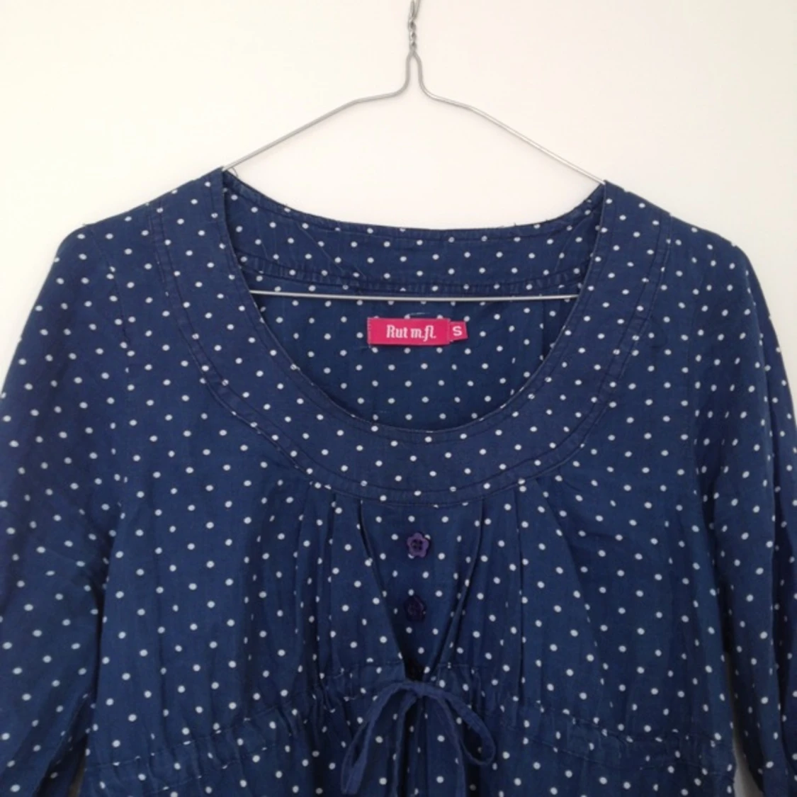 Fin blå vitprickig kort klänning från Rut m.fl. Blom-knappar!  - 1379769809