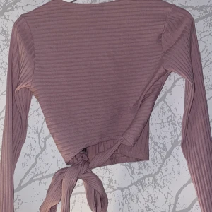 Top från gina  - En fin top från gina använd 1 gång med knytning i ryggen 