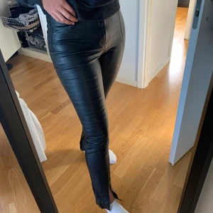 Skinnbyxor  - Jättefina skinnbyxor med slit från h&m, säljer pga att de inte kommer till användning längre. Betalning sker via swish + 63 kr spårbar frakt💖