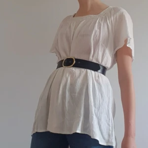 Vit blus - Vit blus i storlek XL, men går även att använda som oversized. Jag tycker den är väldigt snygg att bälta. Säljer för 49kr exklusive frakt (44kr). Bjuder dock på frakten vid köp över 300kr! 