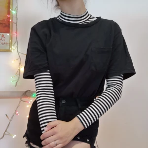 Randig Cropped Turtleneck - En randig cropped turtleneck från DIVIDED I XS, men funkar även bra på mig som har S och ibland M. Den är använd men i bra skick. Säljer eftersom den inte kommer ut ur garderoben så ofta😔 frakt tillkommer
