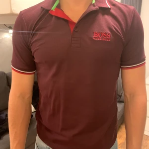 Hugo boss pike - Säljer denna piké från Hugo boss. Den har tyvärr ett litet hål på sidan, men går enkelt att sy ihop. Nypris ungefär 1200kr. Storlek small