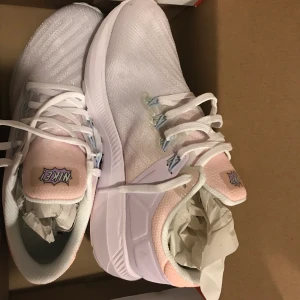 Helt nya Nike zoom structure 36.5 storlek 6 - Har råkat beställa för små Nike Air Zoom structure på nätet som kostar skjortan att skicka tillbaka så därav försök sälja här. Nypris 1400. Säljer 300 Aldrig använda direkt från lådan - storlek US 6 36.5. Tror om du har 37 i storlek vanligtvis borde dom funka. Får gärna komma o prova om du vill känna på dem. 