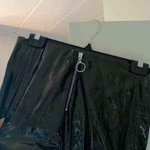 Lackbyxor - Säljer mina lackbyxor ifrån nelly De är använda en gång Storlek M Super snygga