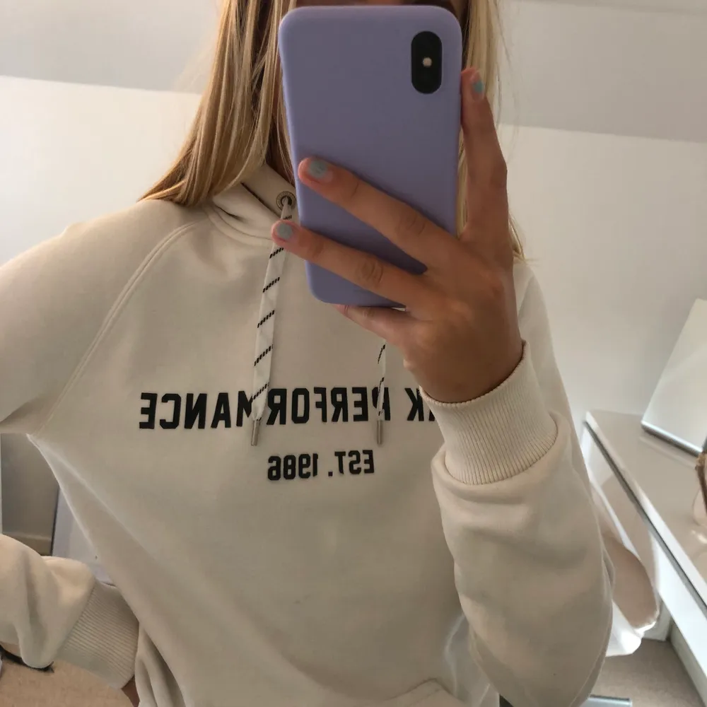 Äkta vit peak performance hoodie. Den har en liten fläck på magen (syns på bild 1) och en liten på underarmen. Innertyget slitits på undearmen (se bild 3). Trycket har även lossnat lite i kanterna. Den är alltså inte i toppskick, därav priset. Köpare står för frakt.. Tröjor & Koftor.