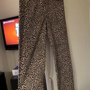 Jeans - Säljer dessa super fräna jeans ifrån hm.  De är aldrig använda. Storlek 38.