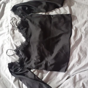 Svart och len top  - Punkig eller proffsig style som passar löst och skönt. 