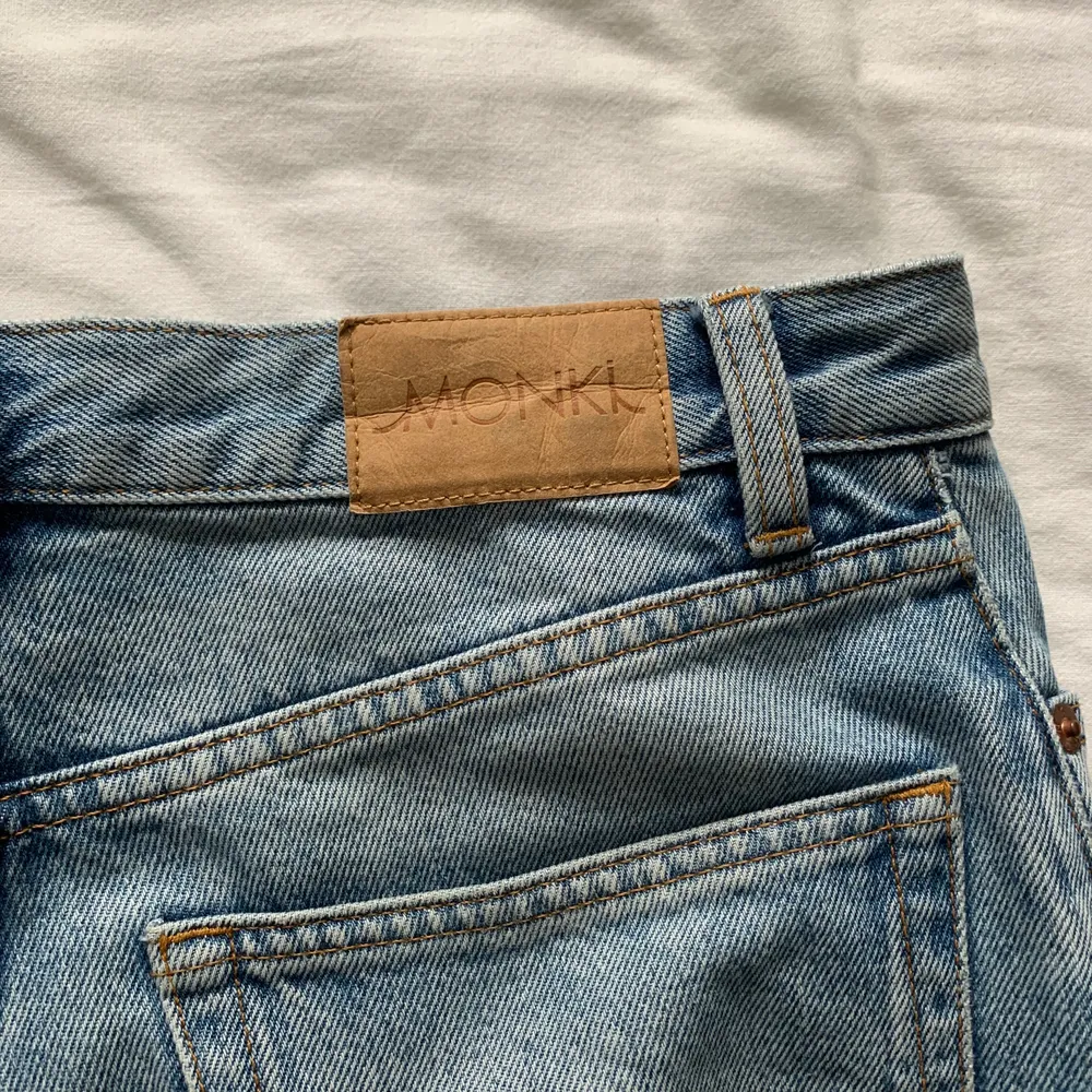 Jeans från Monki, modell Yoko. Storlek 27. Säljer på grund av att de är för korta. Jag är 180 cm lång och brukar ha storlek 27 eller 28.✨👖 250 kr + frakt.. Jeans & Byxor.
