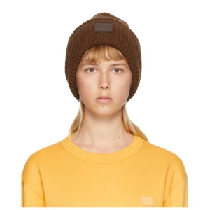 Acne mössa - Acne mössa i den finaste brunaste färgen!!! Så fin nu till hösten och vintern, däremot har jag tröttnat på den🥺 