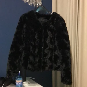 Fluffig jacka från veromoda  - Säljer min pälsjacka från veromoda. Andvänt få tal gången där av att jag säljer. Nypris 499 säljer den nu för 150+frakt❤️