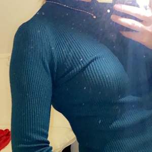Mörkgrön långärmad tröja från Gina tricot. Köptarw står för frakt. Passar S/M