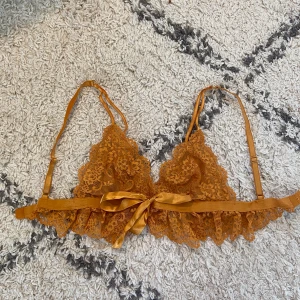 Bralette - Jättesöt orange/bronsig bralette från Gina tricot. Säljer pga blivit för liten. Nästan som ny! Frakt ingår inte i priset.