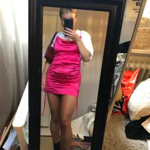 En rosa klänning i siden 