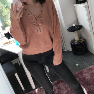 Söt stickad tröja - Jag älskar den så mycket men tyvärr är inte nån jag använder längre! Är använd men i gott skick. Frakt ingår i priset🥳!