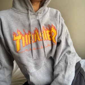 Thrasher hoodie🔥 - En cool thrasher hoodie🔥⚡️, givetvis äkta. Snörena är ända tecknet på användning. Möts upp Stockholm, T-centralen. Kom gärna privat med frågor ❤️