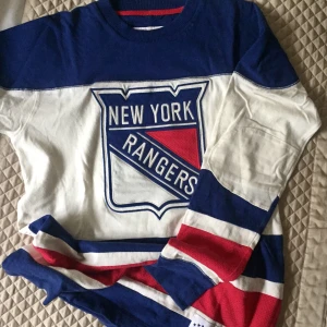 Rangers merch - Bästa Amerikanska hockeylaget! Dyr tröja men är öppen för förslag så kom med bud