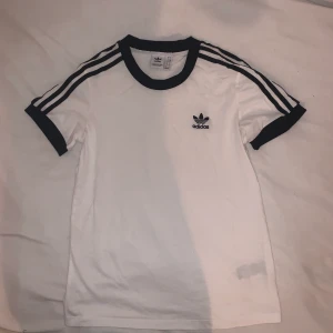 Adidas t-shirt - Säljer denna då den inte kommer till användning! Oversized på mig som är en S ☺️