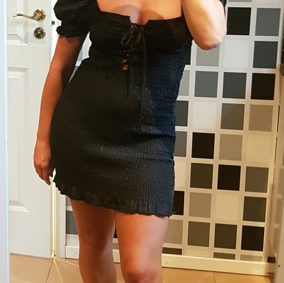 Stretchig klänning med puffärm