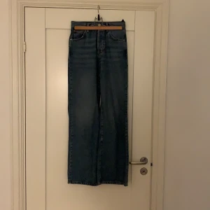 Blåa vida Jeans, bik bok - Blåa vida jeans från bikbok, säljer pga för små,fint använt skick, tyvärr finns de inte kan att köpa, strl xs, 100kr+63kr spårbar frakt