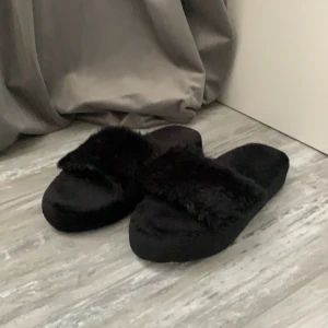 Flufftofflor - Svarta innertofflor med mjuk sula. Aldrig använda. Säljs pga att de ej används. Köparen står för frakten, betalning: swish 🤗