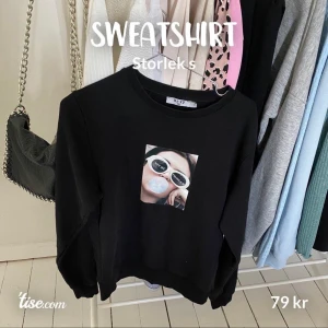 Sweatshirt- Nakd - Snygg tröja med tryck ifrån NAKD🖤 Storlek s Köparen betalar frakt🌟