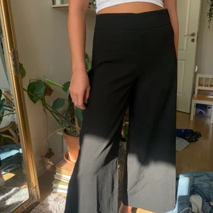 Kostymbyxa svart - Sååååå SNYGGA kostymbyxor med vida ben. STORLEK: 36!! Formar rumpan skitsnyggt. Modellen (tjejen på bilden) är ganska lång så på henne är de ganska korta, men för mig på 165 cm går de hela vägen ned till foten!!!!! 💖💖💖🤩🤩🌈 Älskar dessa byxor men säljer för att jag gått upp i vikt. Pris: 70 kr + 49 frakt 