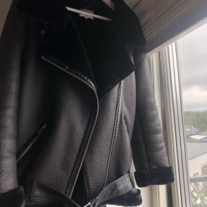 Jacka från NAKD - As ball lite oversized jacka, dene jätte skön och varm. Den är i bra skick det ända är att hängaren är sönder. Kan mötas i Stockholms området eller så står köparen för frakten🧚🏽‍♀️