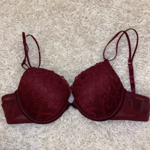  - Oanvänd vinröd bh!!