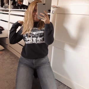 Levi’s collegetröja 100kr  - Levi’s collegetröja. Köpt på kille men tycker den är cool till tjejer! Passar XS-S beroende på hur du vill att den ska sitta! Köparen står för frakten! 