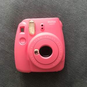 Jag säljer en Instax Mini 9 i färgen ”Flamingo Pink”🦩💘 Kameran är i bra skick och använd fåtal gånger! Man får med •klistermärke, •close up lense, •beskrivning och •ett band!💖 Boxen är dock lite trasig på ett ”handtag”! Jätteroligt att ha en sådan kamera speciellt  vid roliga högtider! Skriv om du vill köpa💗 (Priset går att diskutera)