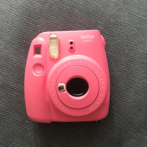 Fujifilm Instax Mini 9 - Jag säljer en Instax Mini 9 i färgen ”Flamingo Pink”🦩💘 Kameran är i bra skick och använd fåtal gånger! Man får med •klistermärke, •close up lense, •beskrivning och •ett band!💖 Boxen är dock lite trasig på ett ”handtag”! Jätteroligt att ha en sådan kamera speciellt  vid roliga högtider! Skriv om du vill köpa💗 (Priset går att diskutera)
