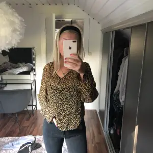 Super fin v ringad blus i från BiK bok i storlek S, säljs då den tyvärr inte kommer till användning längre 💕💕🐆