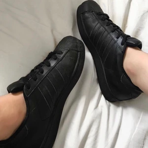 Adidas superstar strl 37 1/3 - Snygga svarta superstars 🖤