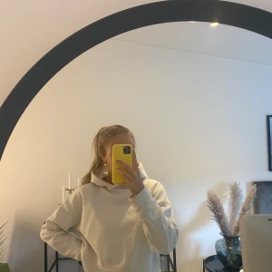 Vit hoodie - Helt vanlig vit hoodie från zara, storlek S och säljer för 100 kr + frakt!